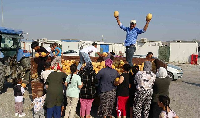 Kavunun tanesini tüccara 5 TL'ye satmak yerine 50 ton kavunu depremzedelere bedava dağıtıyor