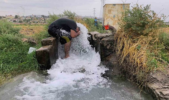 Kavurucu sıcakta elbisesini bile çıkarmadan buz gibi sondaj suyunda serinledi