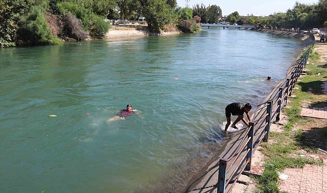 Kavurucu sıcakta hem kanalda yüzdüler hem karpuz yediler