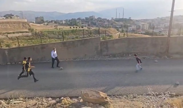 Kaymakam Volkan Hülür Yüksekova'da sokakta maç yapan çocukların oyununa katıldı