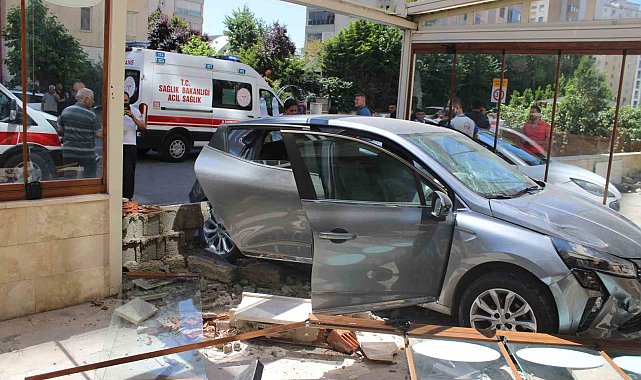 Kaza yapan otomobil fırına girdi
