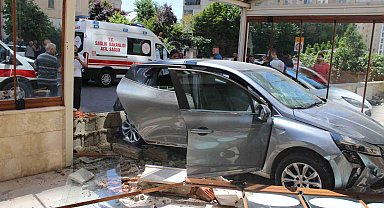 Kaza yapan otomobil fırına girdi