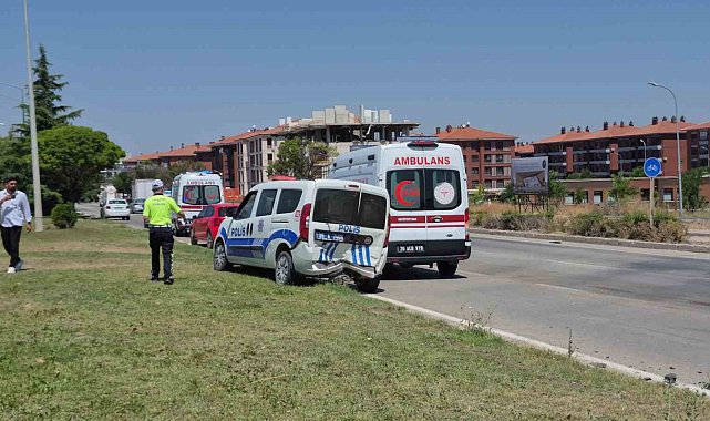 Kaza yerindeki polis aracına otomobil çarptı: 1'i polis 1'i bekçi toplam 6 yaralı