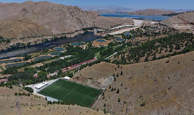 Keban Baraj Gölü manzaralı dağ dibindeki stat dronla görüntülendi