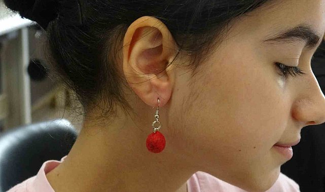 Keçe yününden kendi küpelerini yaptılar