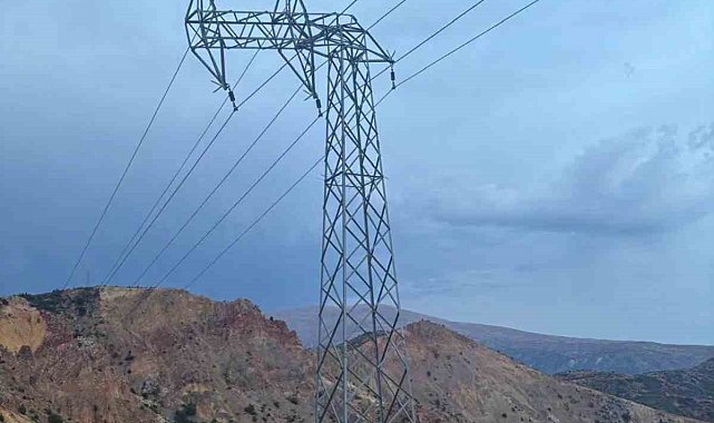 Kemaliye'de fırtına nedeniyle 8 köyde elektrik kesintisi