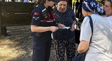 Kemalpaşa'da jandarmadan kadınlara 'KADES' ve 'Kadına El Kalkamaz' bilgilendirmesi
