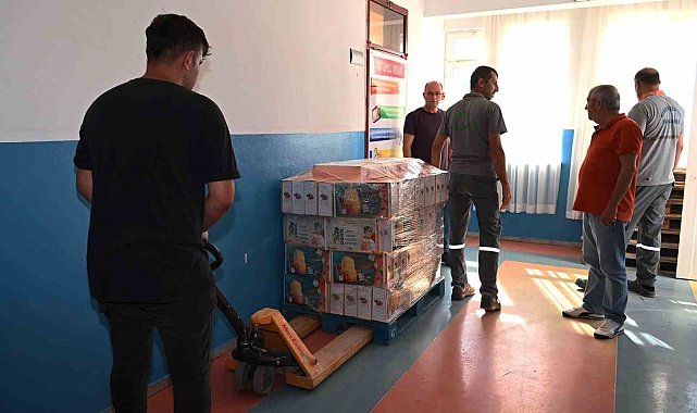 Kemer'de kırtasiye malzemelerinin dağıtımı devam ediyor