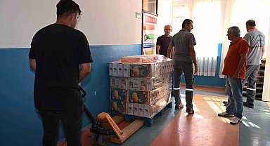 Kemer'de kırtasiye malzemelerinin dağıtımı devam ediyor