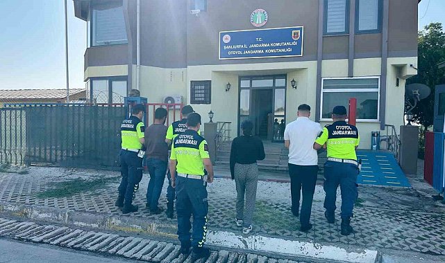 Kendilerini polis olarak tanıtan dolandırıcılar jandarmaya yakalandı