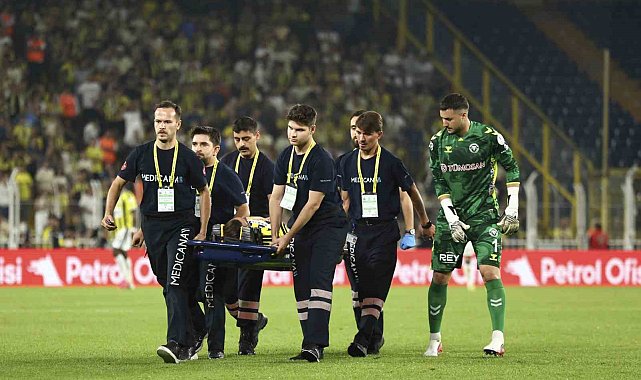 Kerem Aktürkoğlu, sahayı sedyeyle terk etti