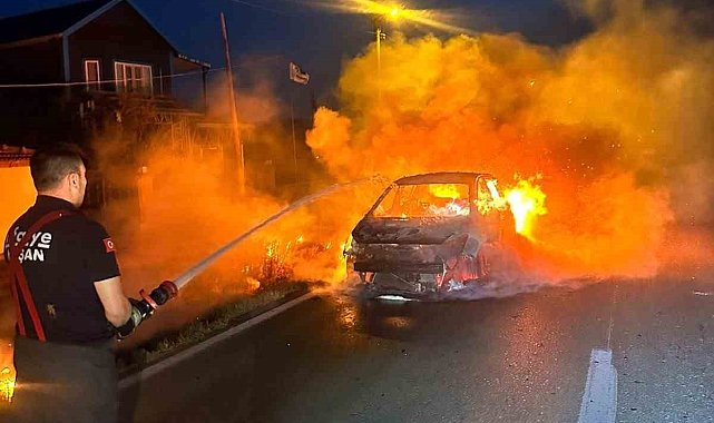 Keşan'da alev topuna dönen otomobil kullanılamaz hale geldi