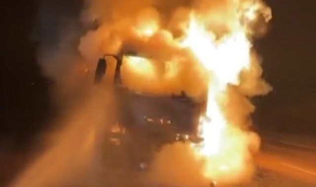 Kilis'te nargile kömürü yüklü tır alevlere teslim oldu