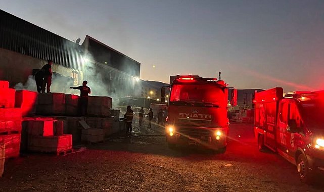 Kırıkhan'da inşaat malzemeleri satan iş yerinde yangın çıktı
