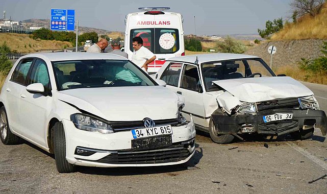 Kırıkkale'de iki otomobil kafa kafaya çarpıştı: 5 yaralı