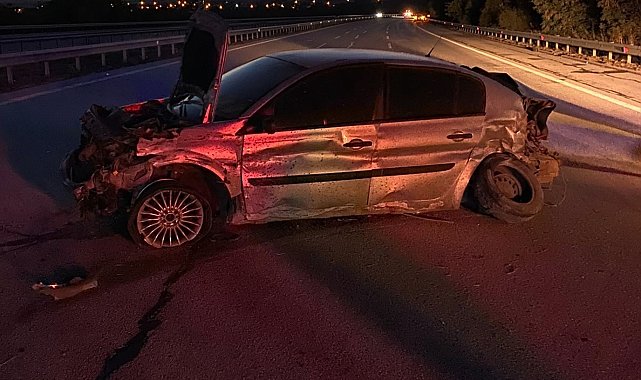 Kırklareli'de bariyerlere çarpan otomobil hurdaya döndü
