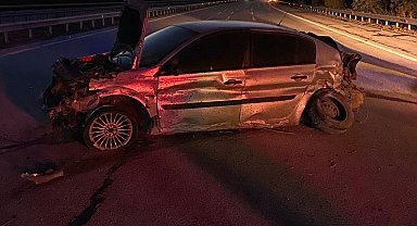 Kırklareli'de bariyerlere çarpan otomobil hurdaya döndü