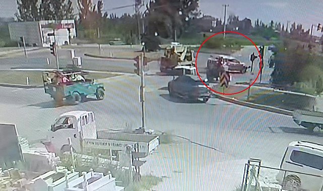 Kırmızı ışık ihlali ile gelen kaza ucuz atlatıldı