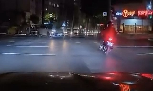 Kırmızı ışıkta geçen otomobil motosiklete çarptı