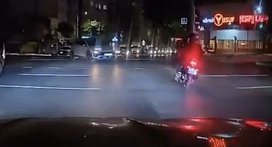 Kırmızı ışıkta geçen otomobil motosiklete çarptı