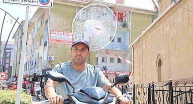 Kırşehir'de sıcaktan bunalan vatandaş, elektrikli motoruna vantilatör taktı