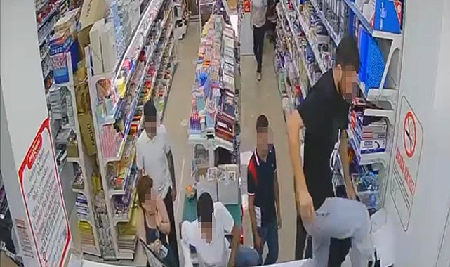 Kırtasiyeyi bastılar, sahibine tekme tokat saldırdılar: O anlar kamerada