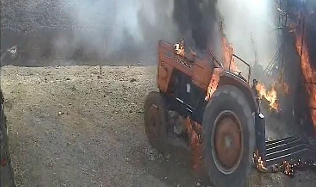 Kısa devre yapan traktör yanarak harekete geçti, saman balyalarını ve hayvanları yaktı