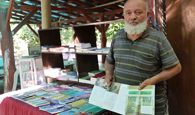 Kızıl Vadide 30 yıldır turistlere 15 farklı dilde Kur'an-ı Kerim meali dağıtıyor