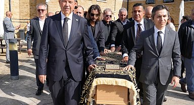 KKTC 5. Cumhurbaşkanı Ersin Tatar, yeğenini Londra'da son yolculuğuna uğurladı