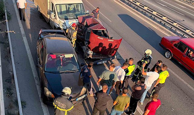 Kocaeli'de 3 araçlı zincirleme kaza: Sürücüler yara almadan kurtuldu
