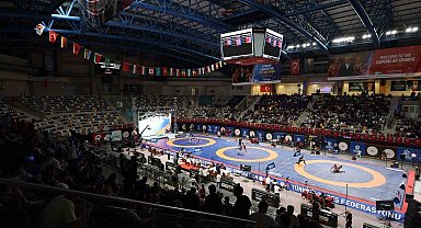 Kocaeli'deki uluslararası güreş turnuvası genç sporculara ilham oluyor