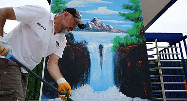 Kocaeli'nin "Bob Ross"u sokakları renklendiriyor