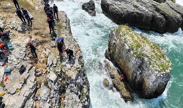 Kocaeli'de kayalıklarda mahsur kaldı, imdadına Büyükşehir İtfaiyesi yetişti