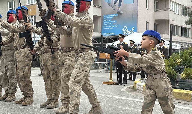 Komandoların gösterisine eşlik eden minik asker izleyenleri mest etti