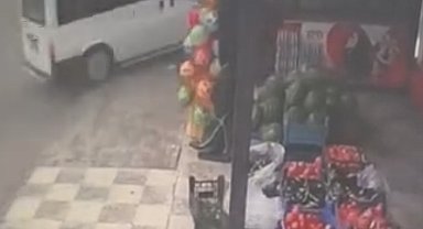 Kontrolden çıkan minibüs evin bahçesine düştü: O anlar kamerada