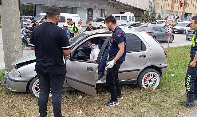 Kontrolden çıkan otomobil beton direğe çarptı: 1 yaralı