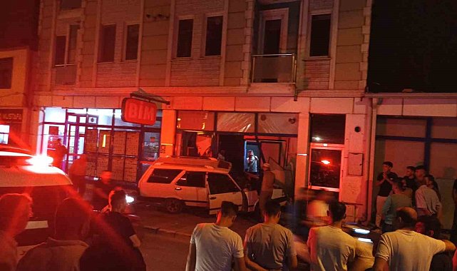 Kontrolden çıkan otomobil markete girdi