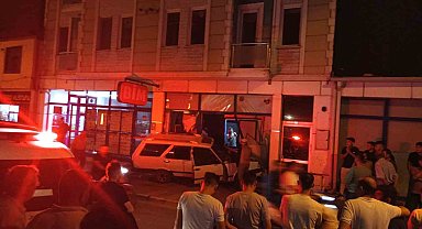 Kontrolden çıkan otomobil markete girdi