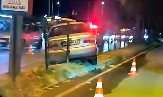 Kontrolden çıkan otomobil orta refüje çıktı