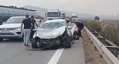 Kontrolden çıkan otomobil tıra ve bariyerlere çarptı: 3 yaralı