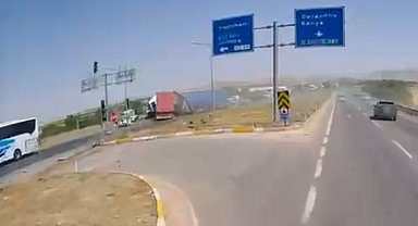 Konya'da 1 kişinin öldüğü, 10 kişinin yaralandığı kaza kamerada