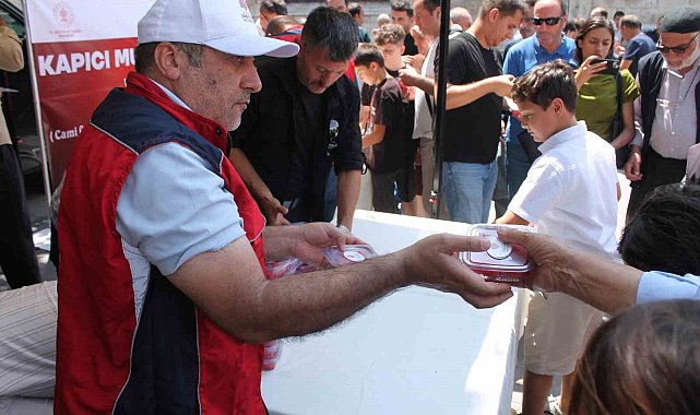 Konya'da hayır şartı gereğince vatandaşlara karpuz ikramı yapıldı
