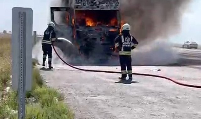 Konya'da tırın çekici bölümünde çıkan yangın paniğe neden oldu