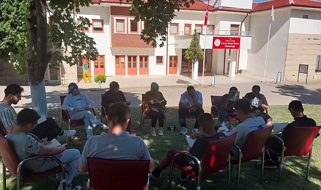 Koruma altındaki çocuklar açık havada kitap okudu