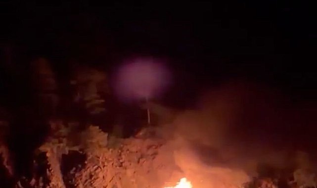 Koyda demirli tur teknesi yandı