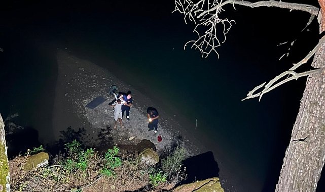 Kozan'da Göksu Çayı'nda mahsur kalan 2 vatandaş kurtarıldı