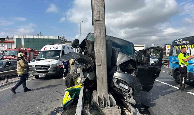 Küçükçekmece E5'te yaz kursuna giden çocukları taşıyan araç önce bariyere ardından direğe çarptı: 12 çocuk ve şoför yaralandı
