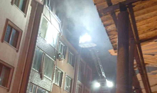 Küçükçekmece'de çatı katında çıkan yangında 1 kişi yaralandı