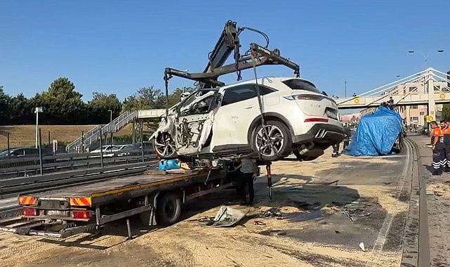 Küçükçekmece'de otomobil, İETT otobüsüne çarptı: 1'i polis memuru 3 kişi öldü