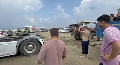 Kuma gömülen tırı iki traktör kurtardı